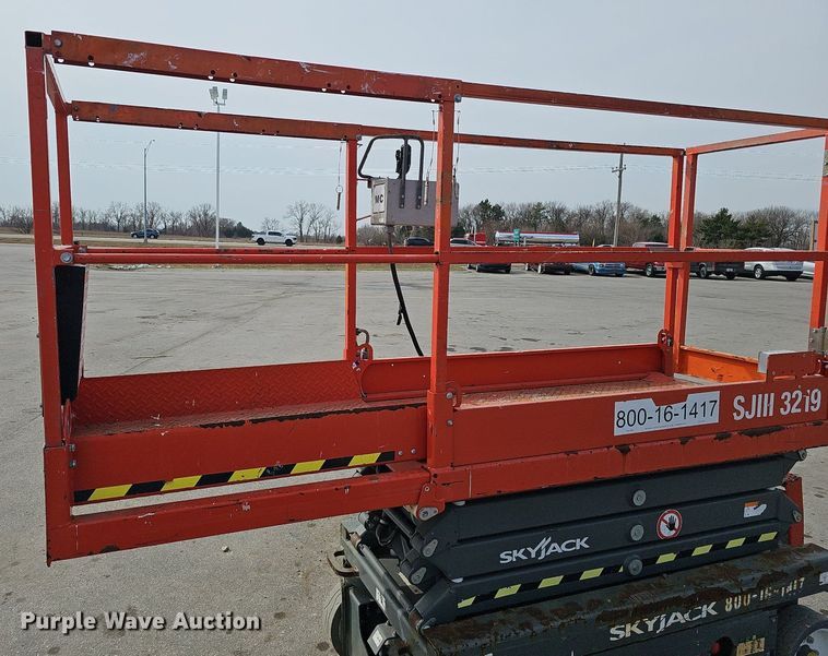 image for item IO9863 2017 Skyjack SJIII 3219 scissor lift