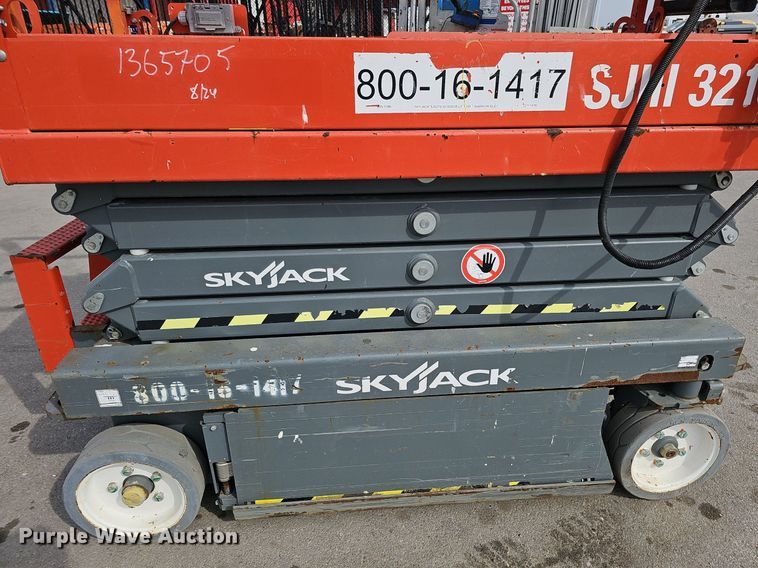 image for item IO9863 2017 Skyjack SJIII 3219 scissor lift