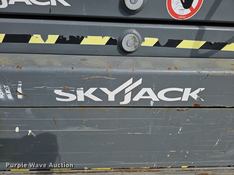 image for item IO9863 2017 Skyjack SJIII 3219 scissor lift