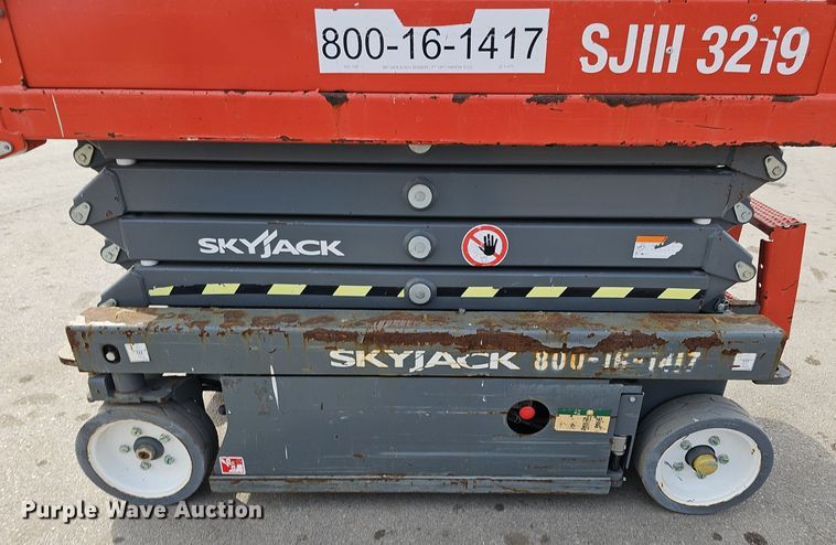 image for item IO9863 2017 Skyjack SJIII 3219 scissor lift
