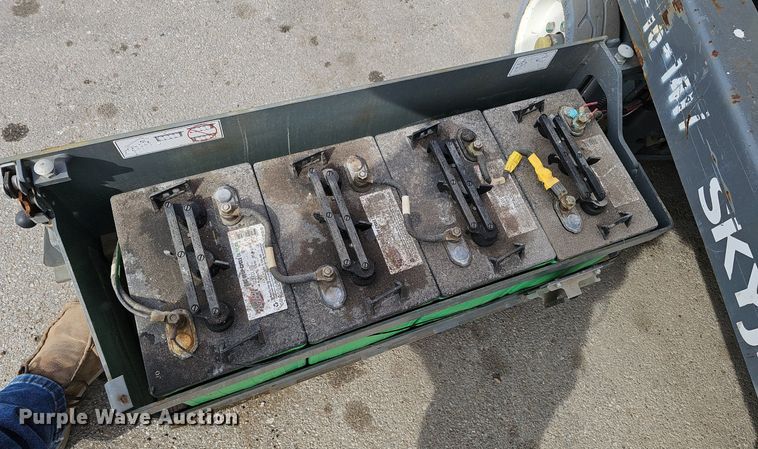 image for item IO9863 2017 Skyjack SJIII 3219 scissor lift