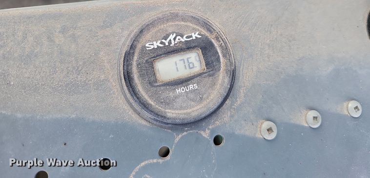 image for item IO9863 2017 Skyjack SJIII 3219 scissor lift