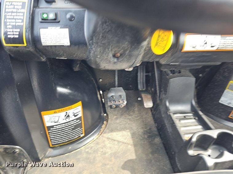 image for item IO9866 2014 John Deere Gator 825e utility vehicle