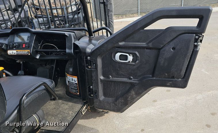 image for item IO9866 2014 John Deere Gator 825e utility vehicle