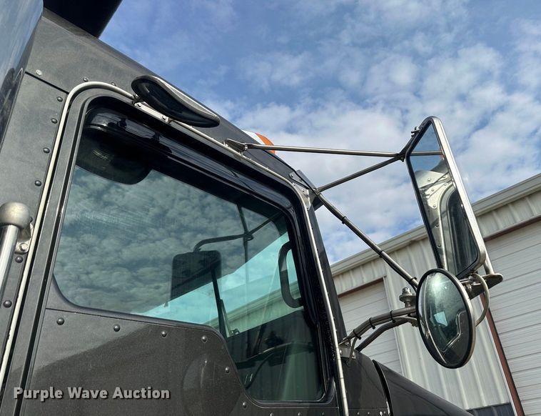 image for item JD9069 2007 Kenworth T800 dump truck