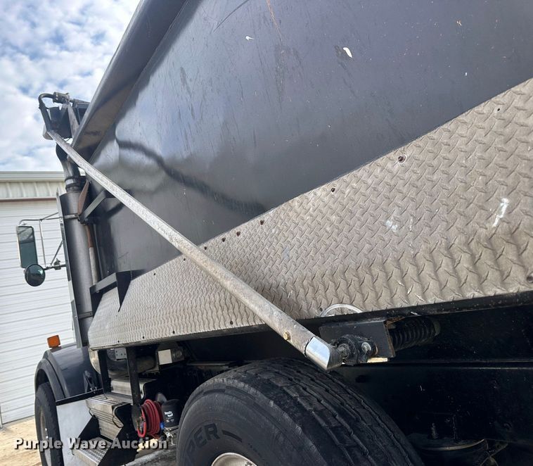 image for item JD9069 2007 Kenworth T800 dump truck