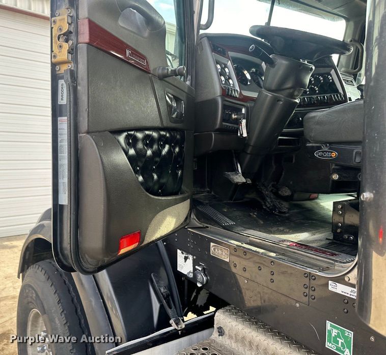 image for item JD9069 2007 Kenworth T800 dump truck