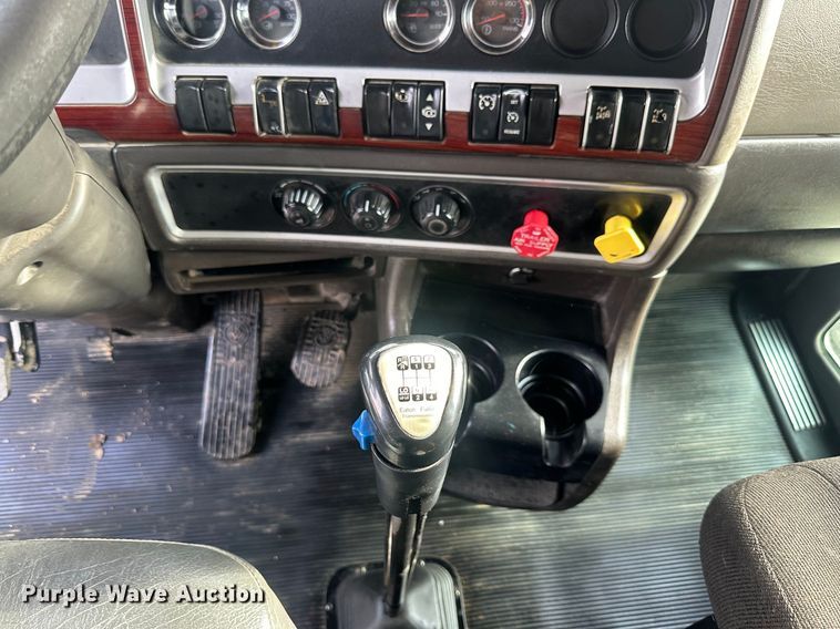 image for item JD9069 2007 Kenworth T800 dump truck