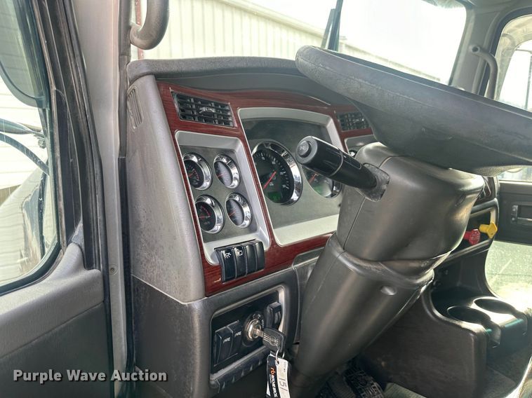 image for item JD9069 2007 Kenworth T800 dump truck