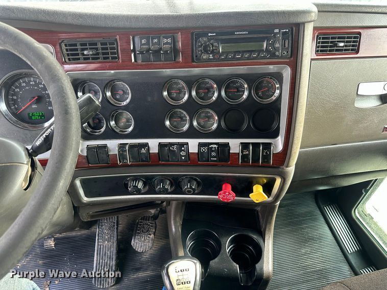 image for item JD9069 2007 Kenworth T800 dump truck