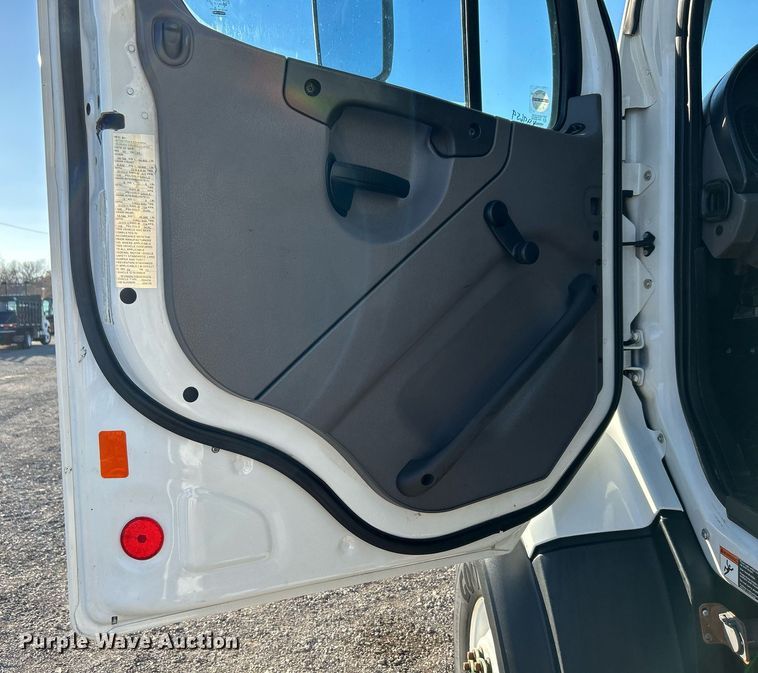 image for item KH9659 2014 Freightliner  108SD utility / service truck