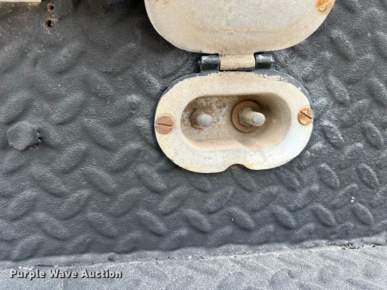 image for item KV9807 1999 Chevrolet C6500 bucket truck