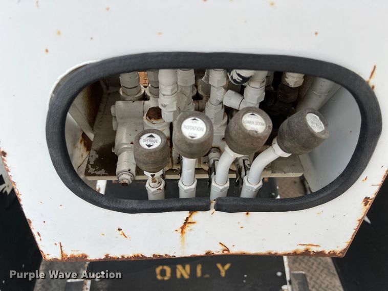 image for item KV9807 1999 Chevrolet C6500 bucket truck