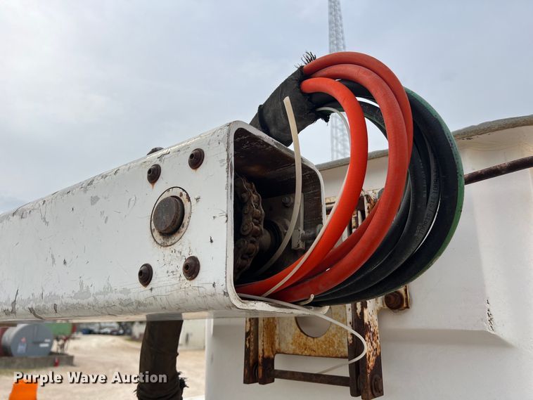 image for item KV9807 1999 Chevrolet C6500 bucket truck