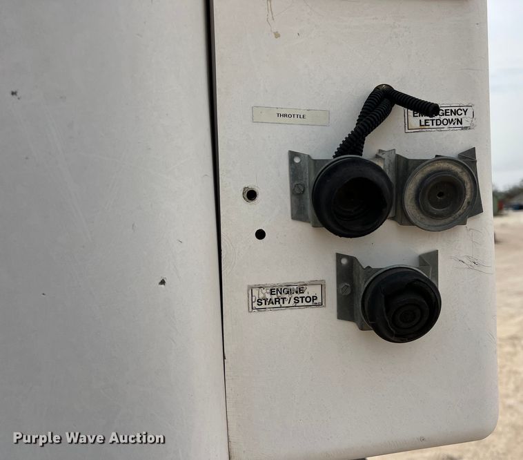 image for item KV9807 1999 Chevrolet C6500 bucket truck