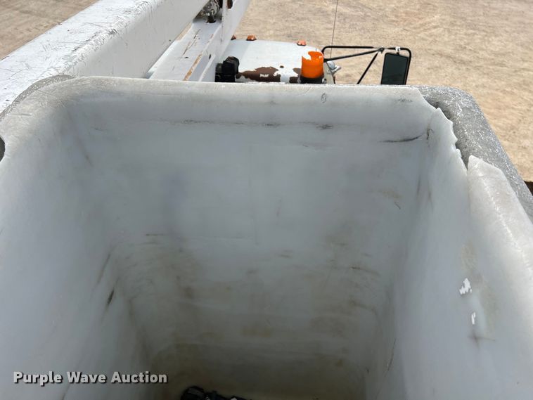 image for item KV9807 1999 Chevrolet C6500 bucket truck