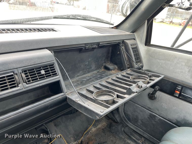 image for item KV9807 1999 Chevrolet C6500 bucket truck