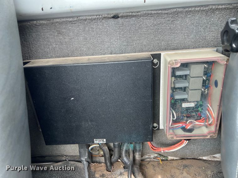 image for item KV9807 1999 Chevrolet C6500 bucket truck