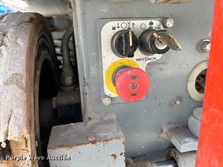 image for item KV9810 Skyjack  SJ 3226 scissor lift