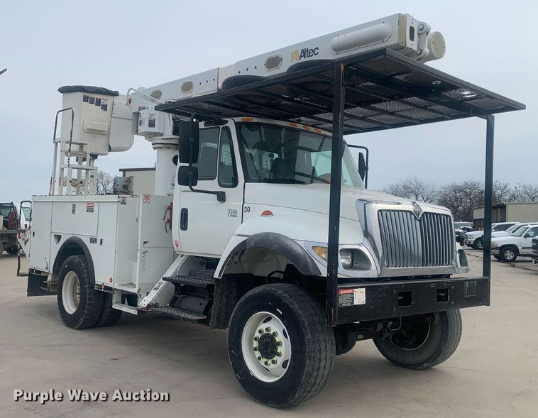 image for item KX9805 2005 International 7300 bucket truck