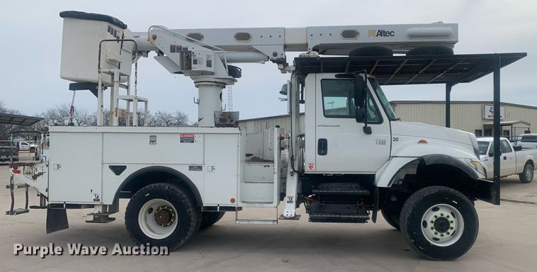 image for item KX9805 2005 International 7300 bucket truck