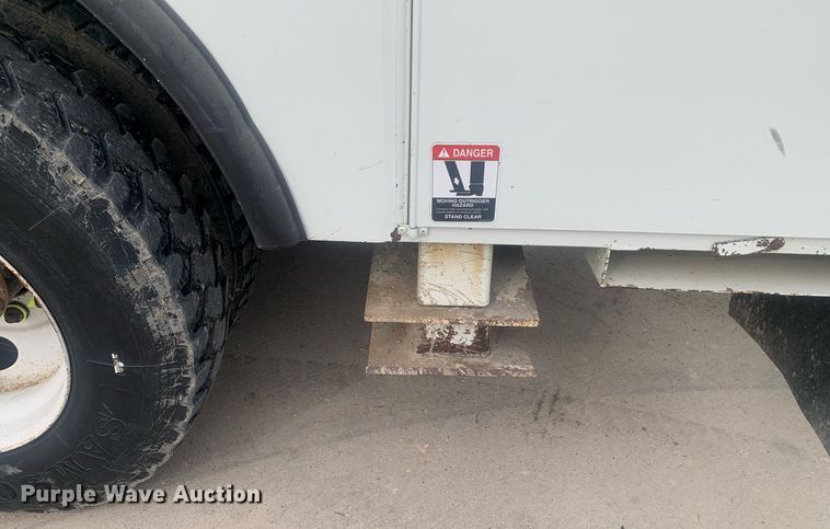 image for item KX9805 2005 International 7300 bucket truck