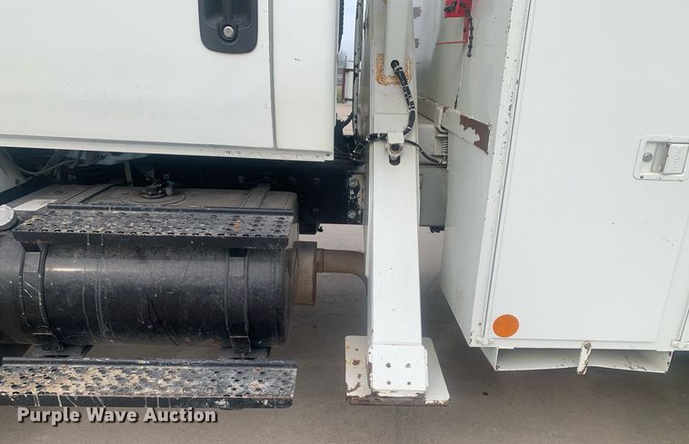 image for item KX9805 2005 International 7300 bucket truck