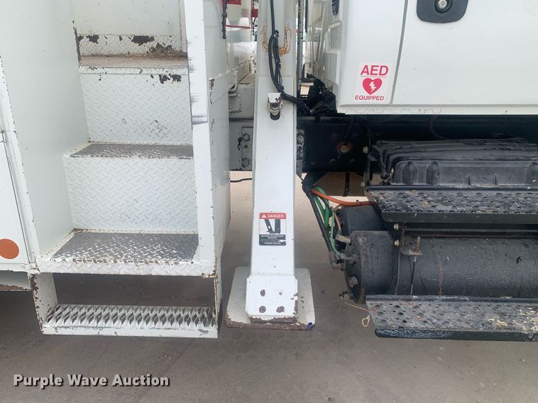 image for item KX9805 2005 International 7300 bucket truck