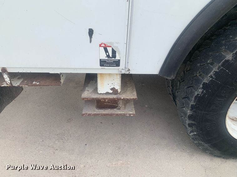 image for item KX9805 2005 International 7300 bucket truck