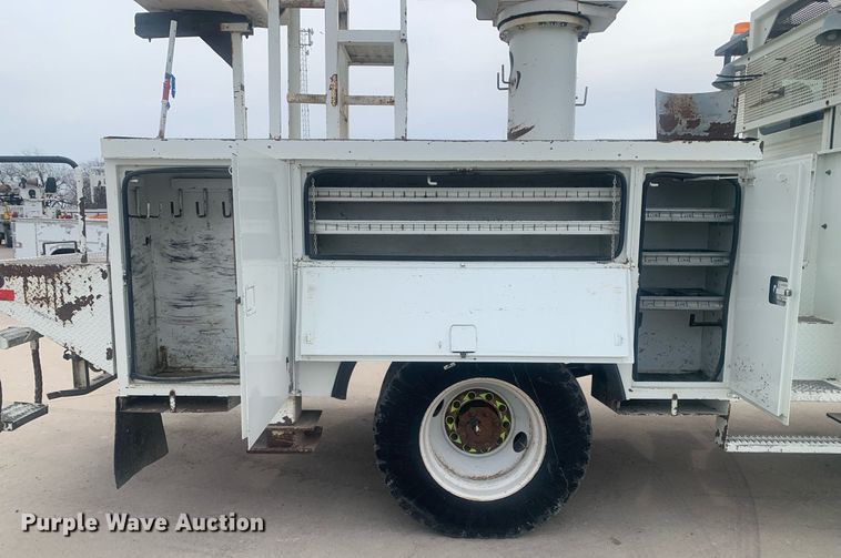 image for item KX9805 2005 International 7300 bucket truck