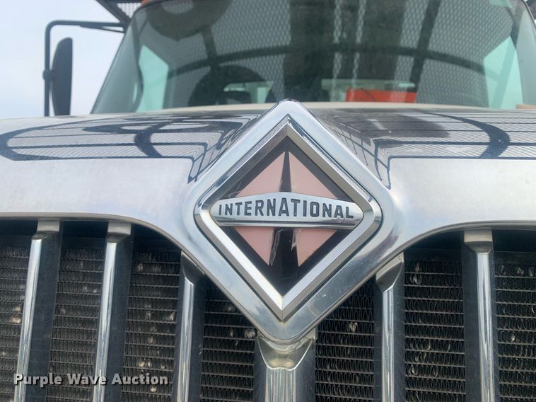 image for item KX9805 2005 International 7300 bucket truck