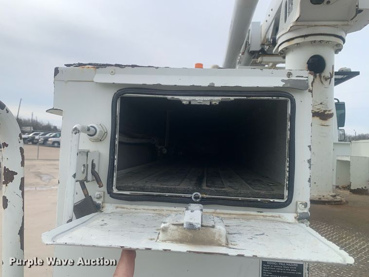 image for item KX9805 2005 International 7300 bucket truck