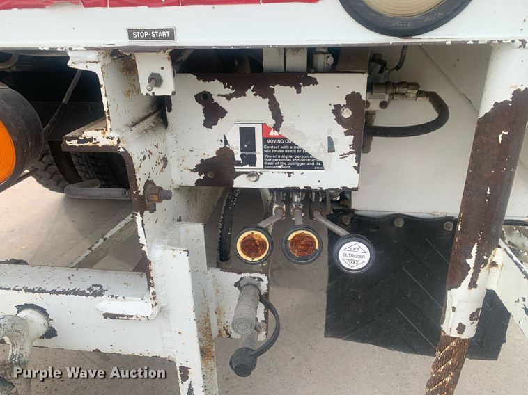 image for item KX9805 2005 International 7300 bucket truck