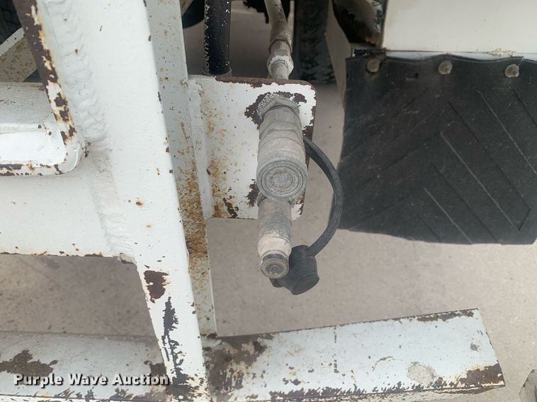 image for item KX9805 2005 International 7300 bucket truck