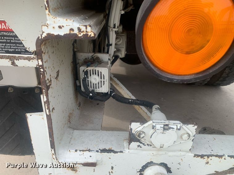 image for item KX9805 2005 International 7300 bucket truck