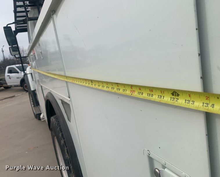 image for item KX9805 2005 International 7300 bucket truck