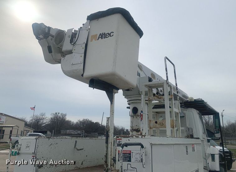 image for item KX9805 2005 International 7300 bucket truck