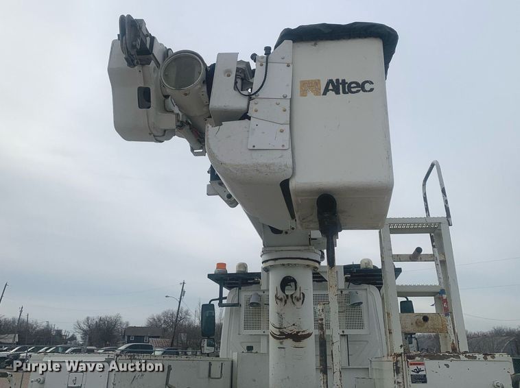 image for item KX9805 2005 International 7300 bucket truck