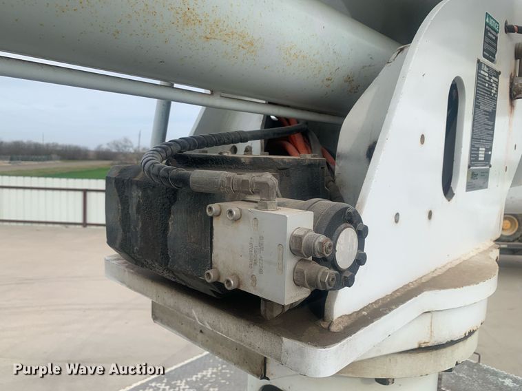 image for item KX9805 2005 International 7300 bucket truck