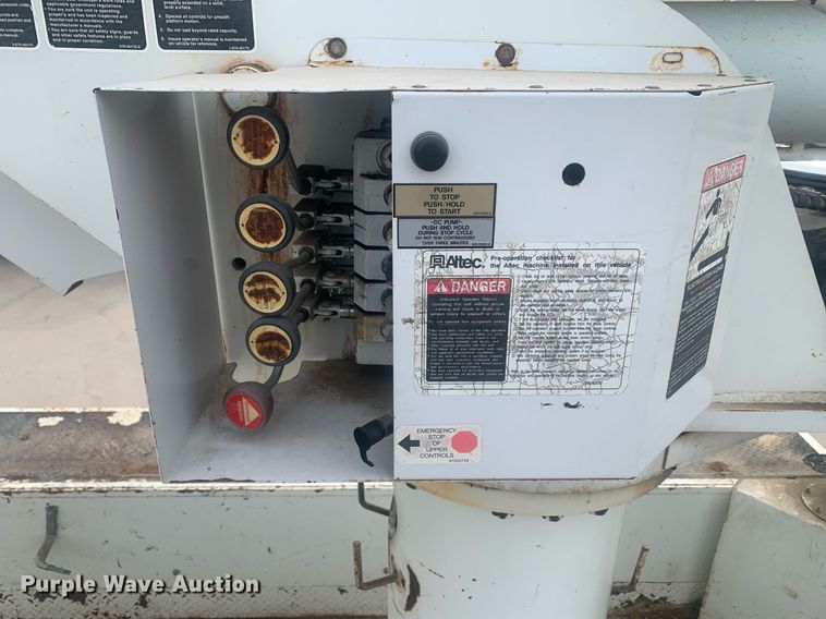 image for item KX9805 2005 International 7300 bucket truck