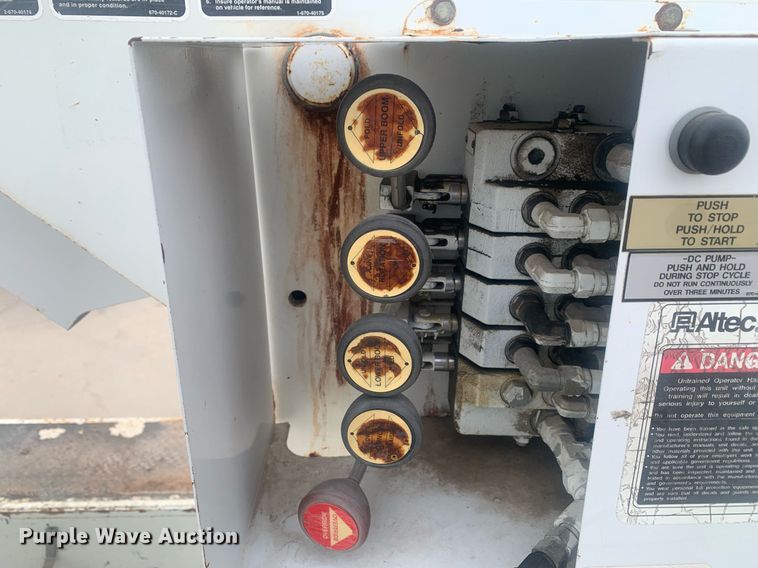 image for item KX9805 2005 International 7300 bucket truck