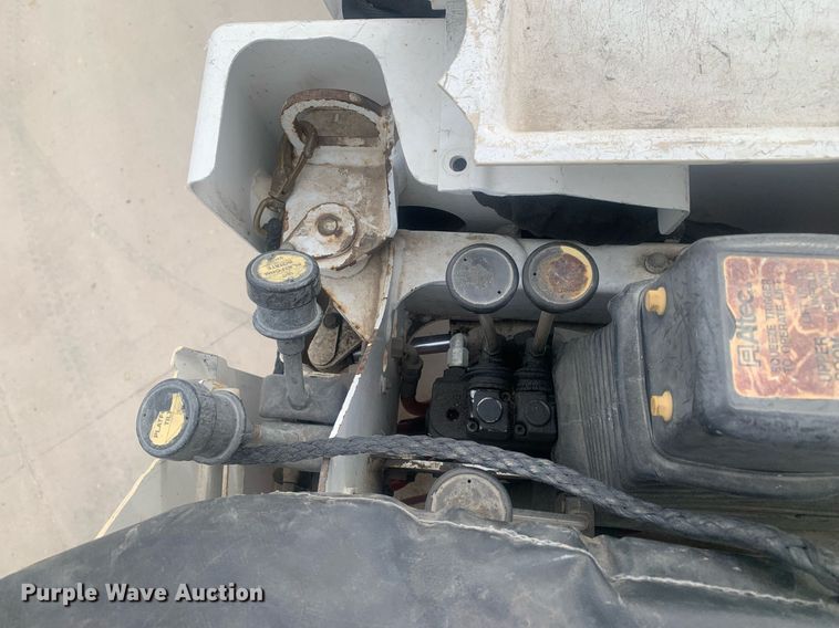 image for item KX9805 2005 International 7300 bucket truck