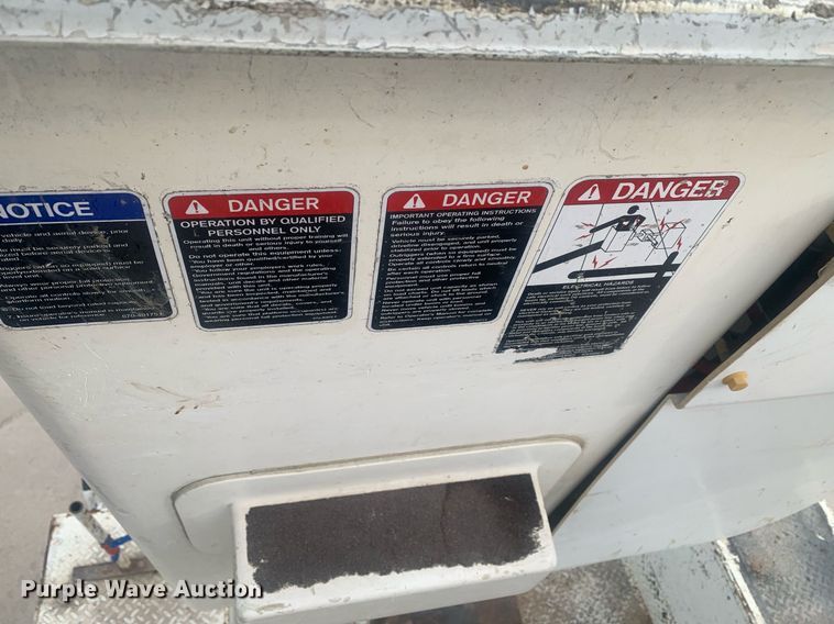 image for item KX9805 2005 International 7300 bucket truck