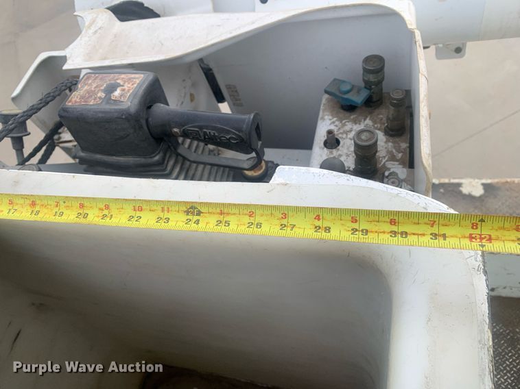 image for item KX9805 2005 International 7300 bucket truck