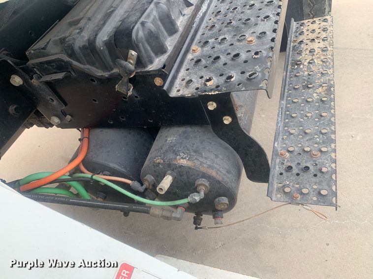 image for item KX9805 2005 International 7300 bucket truck