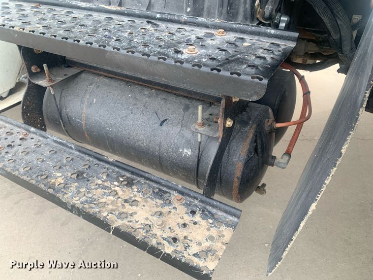 image for item KX9805 2005 International 7300 bucket truck