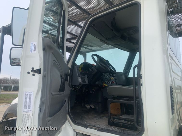 image for item KX9805 2005 International 7300 bucket truck