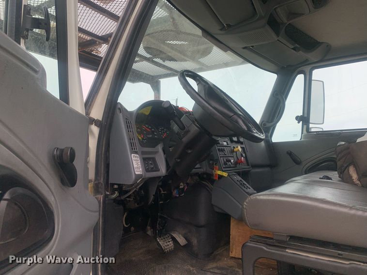 image for item KX9805 2005 International 7300 bucket truck