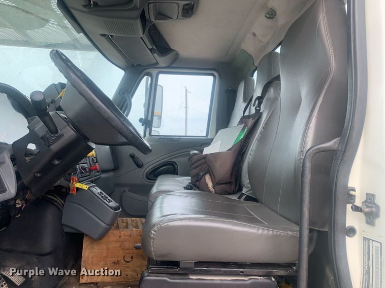 image for item KX9805 2005 International 7300 bucket truck