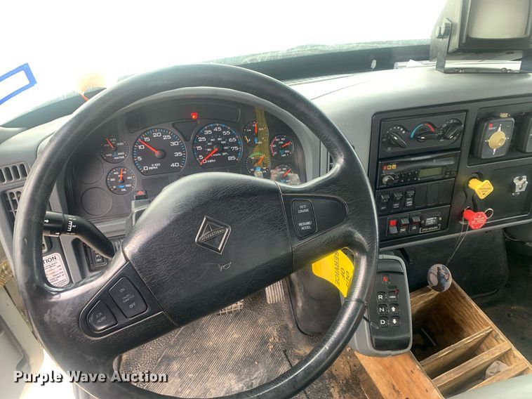 image for item KX9805 2005 International 7300 bucket truck